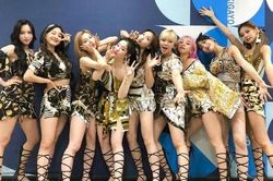 Vừa được khen tiến bộ, TWICE lại 'hiện nguyên hình' trong màn encore hát live