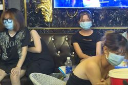 20 nam, nữ tụ tập ở quán karaoke đợt dịch Covid-19