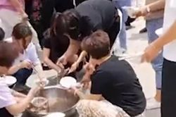 Mời khách dự cưới ăn mì trong chậu, cặp đôi khiến mạng xã hội 'dậy sóng'