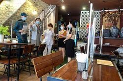 Hà Nội mở cửa trở lại quán cắt tóc, hàng ăn uống trong nhà từ 22/6
