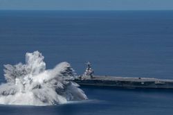 Mỹ cho nổ hàng nghìn kg thuốc nổ để thử khả năng sống sót của tàu sân bay USS Gerald R. Ford