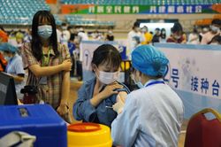 Yếu tố giúp Trung Quốc 'về đích' tiêm ngừa COVID-19 sau khởi đầu chậm