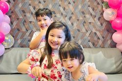 Jennifer Phạm khoe ảnh 3 con xinh như thiên thần, riêng con gái khiến ai nấy đều xuýt xoa