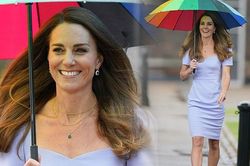 Kate Middleton diện váy tím mộng mơ đi dưới mưa