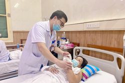 Vô tình để tay vào máy xay giò, người phụ nữ nát cả bàn tay