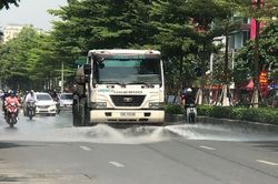 Tưới nước đường phố Thủ đô để hạ nhiệt ngày nắng nóng