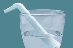 Ống hút giúp chữa nấc cụt sau vài phút