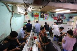 Quán hàng nhộn nhịp mở lại sáng ngày đầu Hà Nội nới lỏng