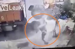 Lốp ô tô bất ngờ phát nổ hất văng người đàn ông lên không trung