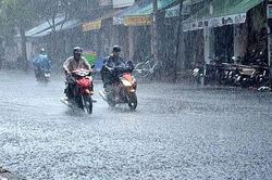 Hà Nội đón cơn mưa 'vàng' sau chuỗi ngày nắng như đổ lửa