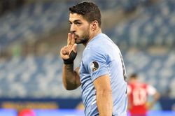 Suarez biến Vidal thành tội đồ, Uruguay thoát thua Chile