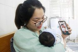 Bác sĩ ở tâm dịch gặp con gái mới sinh qua điện thoại: 'Bố xin lỗi con'
