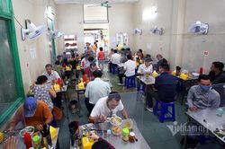 Người Hà Nội hồ hởi đi ăn phở, uống cà phê và cắt tóc