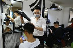 Thủ đô Hà Nội ngày đầu nới lỏng biện pháp chống dịch COVID-19