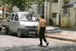 Ăn mặc 'mát mẻ' rồi đi trên đường như người mất hồn, lời giãi bày của người phụ nữ khiến ai cũng chua xót