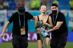 Fan nữ mặc 'sexy' lao xuống sân làm loạn trong trận Phần Lan vs Bỉ | EURO 2020