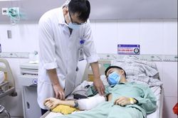 Nam thanh niên suýt mất cánh tay sau tai nạn lao động