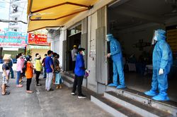 TP.HCM tìm người tới quán cháo, hiệu thuốc ở quận Tân Phú