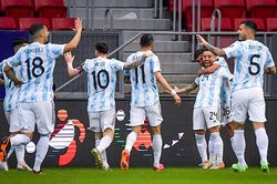 Hàng công Argentina kém hiệu quả: Nhốt sư tử Messi trong chuồng mèo