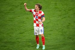 Luka Modric lập siêu phẩm, Croatia tiễn Scotland rời giải