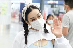 Mặc áo chưa đầy gang tay, cô gái khoe ngực vẫn được khen hết lời