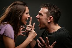 Tức lộn ruột vì chồng... sành điệu