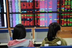 Cổ phiếu dầu khí, bất động sản đồng loạt mất giá khiến Vn-Index 'đỏ rực'
