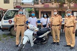 Triệu tập đôi nam nữ 'bốc đầu' xe máy gây náo loạn đường phố