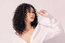 Diễn viên Hương Giang tung ảnh hờ hững vòng một cực gợi cảm
