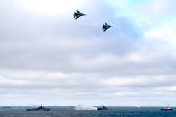Vụ Su-24 Nga ném bom HMS Defender Anh ở Biển Đen: Nga bảo có, Anh nói không!
