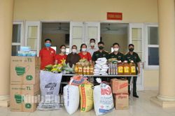 Hội Chữ thập đỏ huyện và các nhà chùa trao tặng quà cho khu cách ly tập trung của huyện Kim Sơn