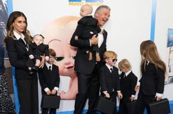 Tài tử Alec Baldwin đưa 6 con tới thảm đỏ