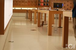 Người phụ nữ giận dữ, đập phá Apple Store ở Hong Kong