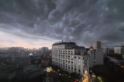 Mưa dông, lốc, sét sắp xảy ra trên khu vực nội thành Hà Nội