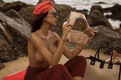 Diện bikini hở bạo xưa rồi, sao nữ này còn mê 'thả rông' bán nude khoe trọn trái đào tiên