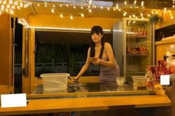 Mặc hở bán hàng, chủ quán bị chê 'làm màu' hút khách