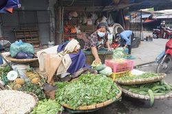 Nghệ An: Lo bị phong tỏa, tiểu thương chợ đầu mối Vinh hối hả sơ tán hàng hóa
