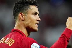 Cơn mưa lời chúc mừng gửi tới Cristiano Ronaldo với loạt kỷ lục trong 'trận chung kết sớm'