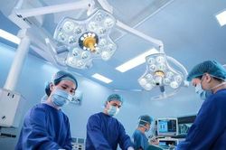 Ngã vào tấm tôn, chàng trai 24 tuổi sốc nặng, cấp cứu vì máu phun thành tia