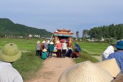 Nghệ An: Mẹ trẻ và con trai đuối nước thương tâm