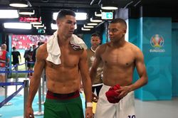 Khoảnh khắc Ronaldo đổi áo với Mbappe khiến người hâm mộ phấn khích