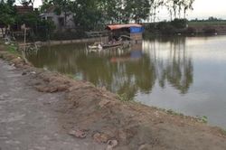 Hai mẹ con tử vong dưới ao trong tư thế quấn vào nhau