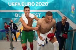 Ronaldo vui vẻ đổi áo với Mbappe trong đường hầm sân vận động