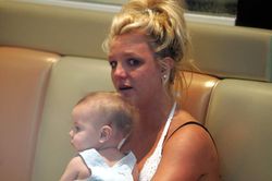 Cha Britney Spears phạm pháp khi cấm con gái mang thai?