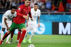 Đua 'dội bom', Ronaldo vượt mặt đàn em