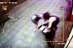 Phát hiện tên trộm xe máy, cô gái tung pha song phi 'cực chất'