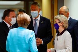 Pháp, Đức hủy kế hoạch gặp ông Putin vì EU 'không muốn đưa mật ong cho gấu'