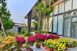 Biệt thự vườn dựng bằng sắt, trong nhà vẫn mát mẻ nhờ cây xanh bao phủ