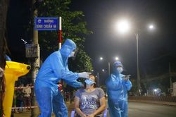 Trắng đêm xét nghiệm COVID-19 cho 40.000 người dân Bình Dương