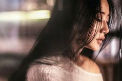 Trong lần dọn dẹp giá sách của phòng con trai, tôi bàng hoàng tới nỗi sốc óc khi thấy một loạt 'tờ giấy lạ' rơi ra